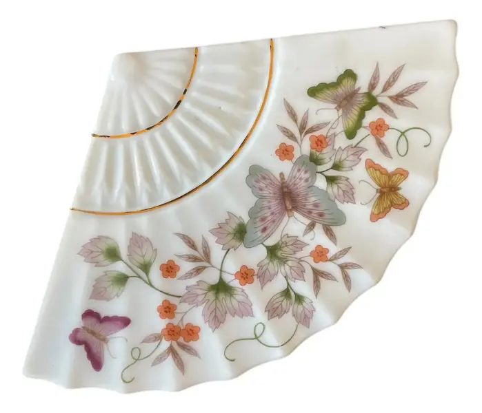 Foto de um(a) Antiga Rara Caixinha Decorativa Porcelana Americana Avon, da categoria de Cestos e Caixas. Antiga caixinha decorativa ou porta joias em porcelana americana, manufatura avon. Catalogada de 1980. Lindo formato e... Mostrado de uma perspectiva diferente. Vendido no marketplace Trésors.