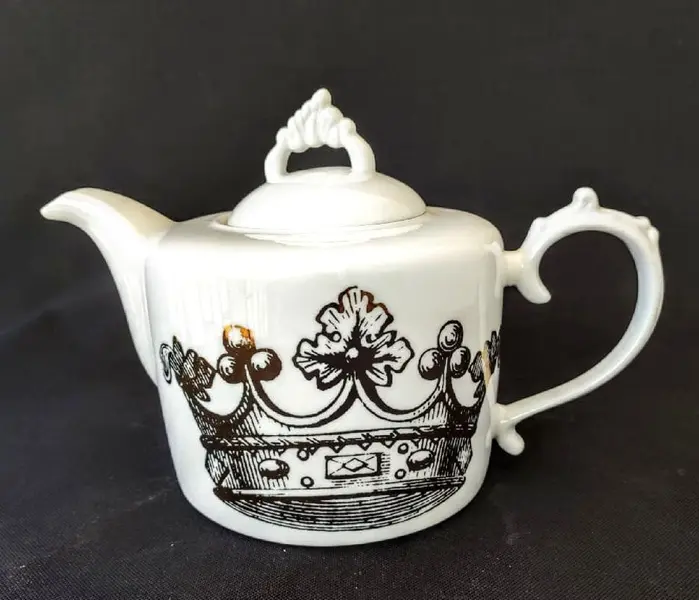 Foto de um(a) Bule Rosanna Kings Road Reedux, da categoria de Bules. Bule em porcelana rosanna kings road reedux. A: 17cm D: 14cm C da alça até o bico: 25cm Peso: 1,200kg. Mostrado de uma perspectiva diferente. Vendido no marketplace Trésors.