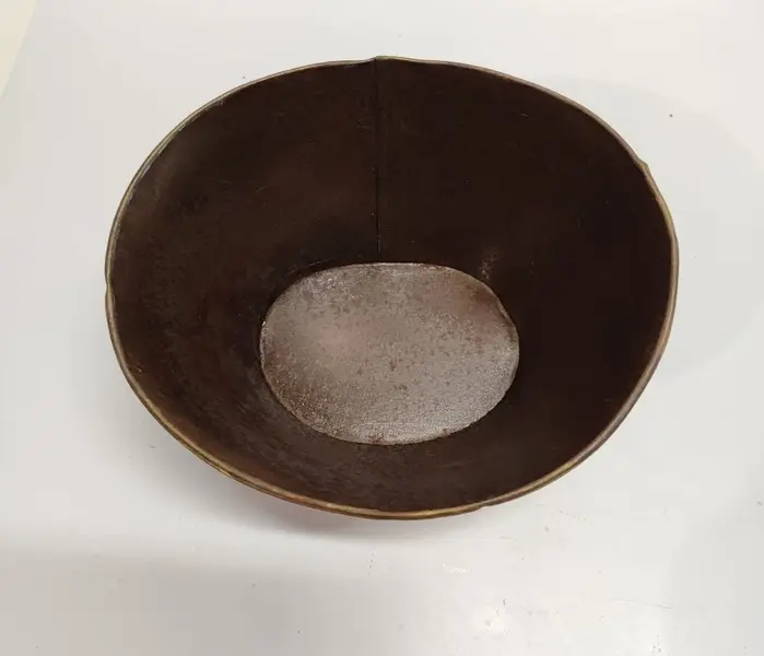 Foto de um(a) Cachepô em Ferro com Decupage Led Zeppelin, Peça Única, Década de 2000, da categoria de Cachepot. Cachepô em ferro com ferrugem preservada, alças em latão nas laterais e decupage em um dos lados, década de 2000, peça... Mostrado de uma perspectiva diferente. Vendido no marketplace Trésors.