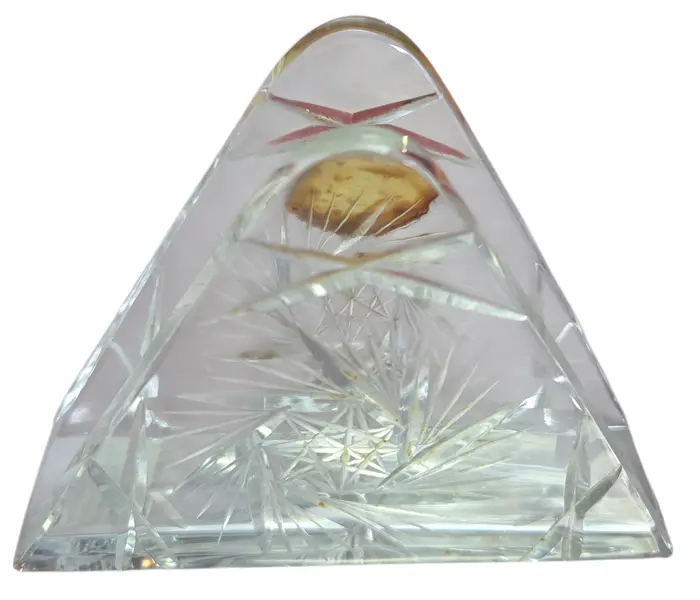 Foto de um(a) Porta-Guardanapos em Cristal Lapidado Santa Catarina, da categoria de Guardanapos de jantar. Peça clássica de mesa posta em cristal de alta qualidade, com lapidação tradicional em relevo. Produzido pela renomada marca... Mostrado de uma perspectiva diferente. Vendido no marketplace Trésors.