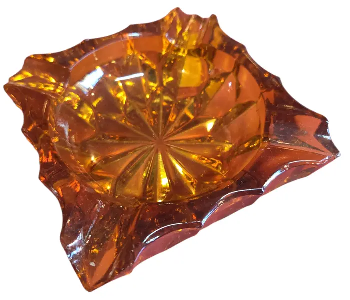 Foto de um(a) Cinzeiro Vintage em Vidro Âmbar, da categoria de Cinzeiros. Cinzeiro funcional e elegante, produzido em vidro translúcido na cor âmbar. Perfeito para quem busca durabilidade sem abrir... Mostrado de uma perspectiva diferente. Vendido no marketplace Trésors.