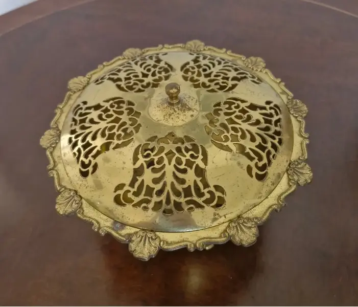 Foto de um(a) Antigo centro de mesa/bomboniere em metal, da categoria de Centro de mesa. Antigo centro de mesa / bomboniere em metal vazado dourado. Medidas : diâmetro 23 cm x altura 14 cm. Mostrado de uma perspectiva diferente. Vendido no marketplace Trésors.