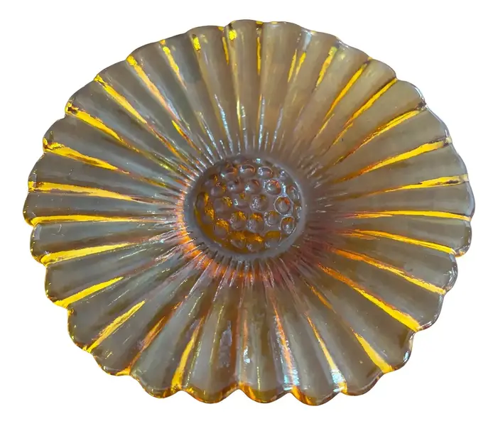 Foto de um(a) Antiga Escultura Decorativa Bowl Flor Vidro Art Deco Âmbar, da categoria de Travessas e tigelas. Walther & Sohne GlassAntigo pratinho despojador em vidro artístico alemão na cor âmbar. Período Art Deco. Linda peça para... Mostrado de uma perspectiva diferente. Vendido no marketplace Trésors.