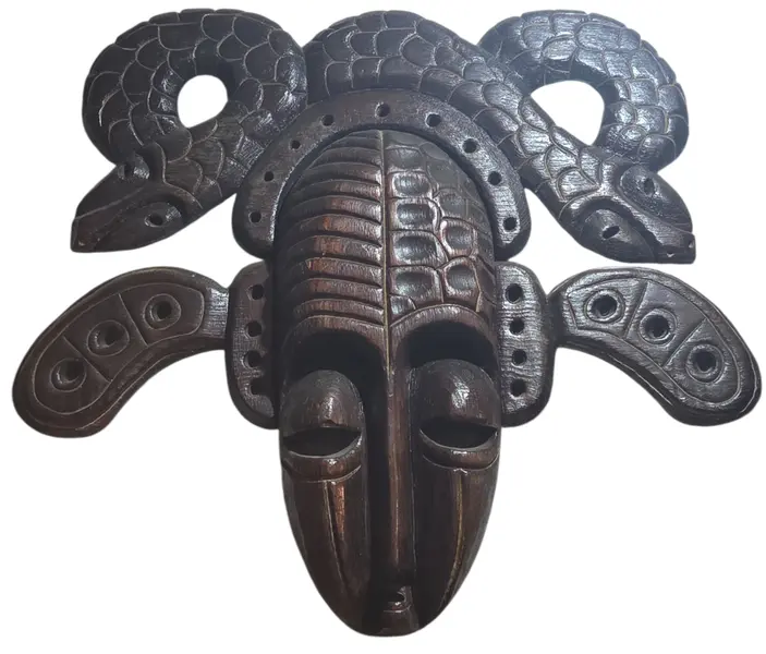 Foto de um(a) Máscara Tribal Decorativa em Madeira Nobre – Entalhe de Serpentes e Simbolismo Africano, da categoria de Objetos de parede esculturais. Esta é uma peça de arte mural imponente e sofisticada, perfeita para colecionadores ou para quem deseja um ponto focal... Mostrado de uma perspectiva diferente. Vendido no marketplace Trésors.