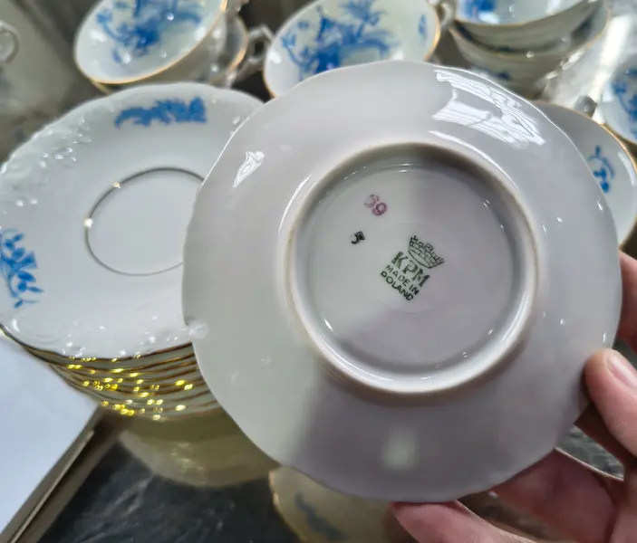 Foto de um(a) Jogo de Xícaras Antigo Porcelana Polonesa KPM - Padrão China Blau, da categoria de Conjuntos de café e chá. Raro e sofisticado conjunto antigo de xícaras de café/chá em legítima porcelana polonesa KPM. O modelo exibe o icônico... Mostrado de uma perspectiva diferente. Vendido no marketplace Trésors.