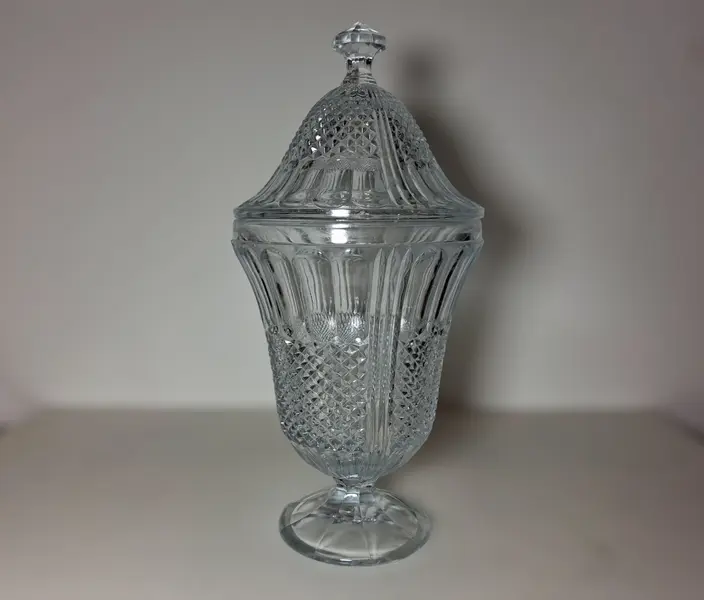 Foto de um(a) Compoteira em cristal bico de jaca, da categoria de Garrafas, potes e jarros. Imponente compoteira em bico de jaca, linda. Modelo clássico e perfeitas condições. Mostrado de uma perspectiva diferente. Vendido no marketplace Trésors.