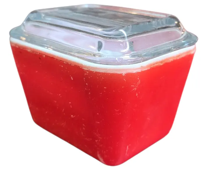 Foto de um(a) Manteigueira Pyrex Vintage USA Vermelho, da categoria de Outros utensílios para servir. Item clássico do design americano Mid-Century, este pote Pyrex original (Made in USA) é a peça vermelha da icônica série... Mostrado de uma perspectiva diferente. Vendido no marketplace Trésors.