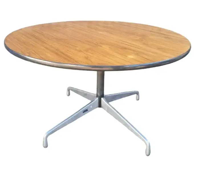 Foto de um(a) Mesa de jantar - Charles Eames, da categoria de Mesas de Jantar. Medidas:120cm D x 76cm A.A Mesa de Jantar Charles Eames é uma peça icônica que traz um toque de elegância e... Vendido no marketplace Trésors.