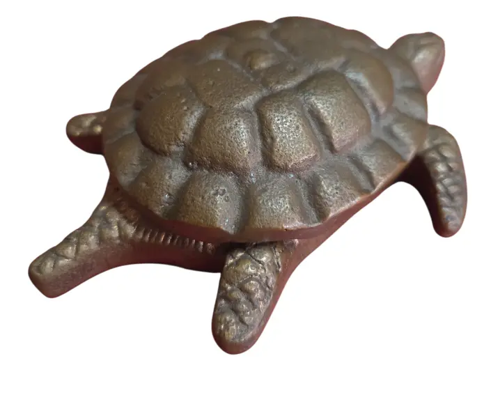 Foto de um(a) Cinzeiro Marinho: Tartaruga em Bronze, da categoria de Cinzeiros. Inspirada na longevidade e resistência das tartarugas marinhas, esta peça decorativa em bronze é um item de destaque para... Mostrado de uma perspectiva diferente. Vendido no marketplace Trésors.