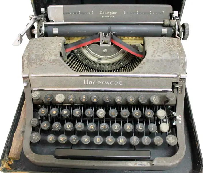 Foto de um(a) Máquina de escrever UNDERWOOD CHAMPION MADE IN USA, da categoria de Maquinas de Escrever. Antiga e rara máquina de escrever da manufatura UNDERWOOD CHAMPION MADE IN USA. Acompanha caixa original com pega em... Mostrado de uma perspectiva diferente. Vendido no marketplace Trésors.