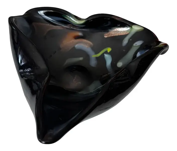 Foto de um(a) Antigo Bowl Centro Decorativo Murano Italiano Preto Art Deco, da categoria de Centro de mesa. Antigo e lindo bowl decorativo em Murano italiano com o fundo preto e nuances coloridas. Borda ondulada, belíssima... Vendido no marketplace Trésors.