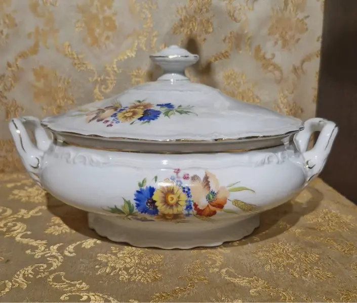 Foto de um(a) Excepcional terrina/sopeira em porcelana tcheca, da categoria de Terrinas de sopa. Lindíssima terrina vintage da renomada manufatura tcheca Epiag, uma peça clássica de porcelana branca, caracterizada por seu... Mostrado de uma perspectiva diferente. Vendido no marketplace Trésors.