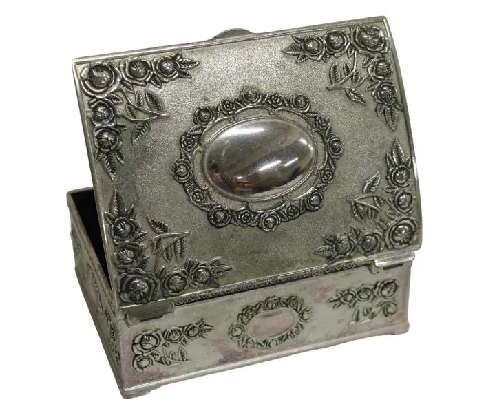 Foto de um(a) Porta joias em metal prateado com decoração de guirlandas, da categoria de Porta-Jóias. Caixa porta joias em metal prateado com decoração de guirlandas de flores em alto relevo e medalhão central. Parte interna... Mostrado de uma perspectiva diferente. Vendido no marketplace Trésors.