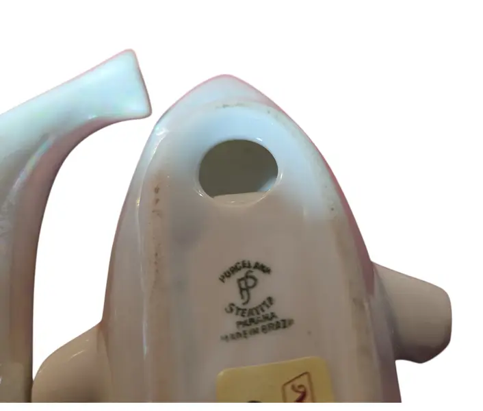 Foto de um(a) Par de Cinzeiros em Porcelana - Peixe, da categoria de Cinzeiros. Simetria e estilo náutico. Este par de cinzeiros em porcelana traz o frescor do design figurativo em formato de peixe,... Mostrado de uma perspectiva diferente. Vendido no marketplace Trésors.