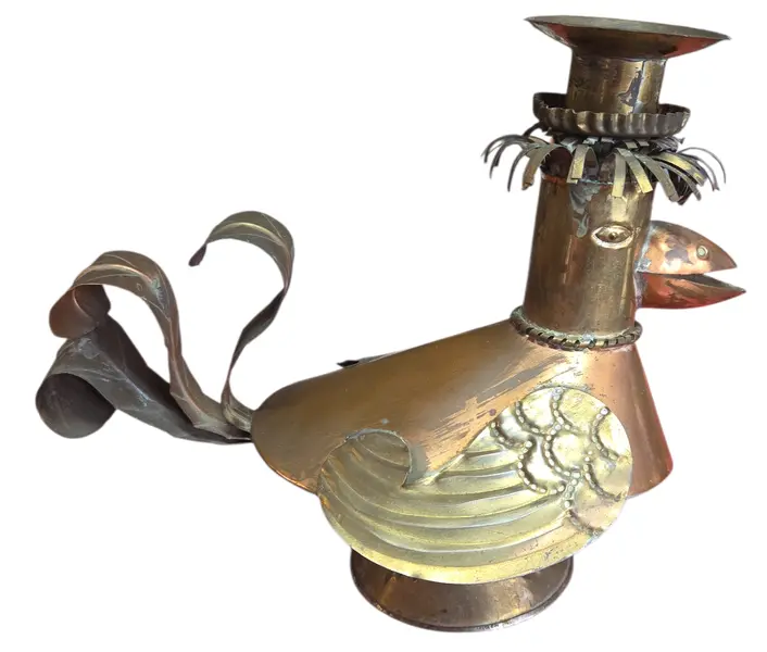 Foto de um(a) Castiçal Vintage em Latão, da categoria de Castiçais. Peça decorativa única e cheia de estilo, este Castiçal Vintage em Latão. Mostrado de uma perspectiva diferente. Vendido no marketplace Trésors.