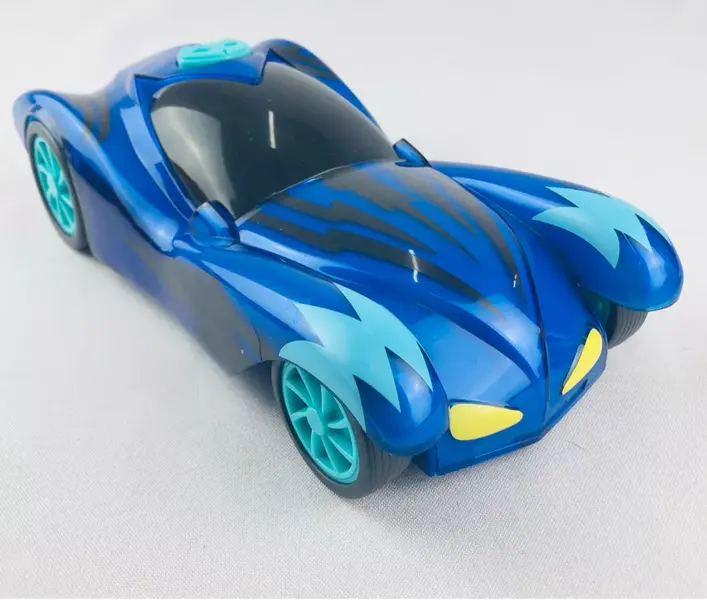 Foto de um(a) Carrinho Felinomóvel Pjmasks motorizado luz e som, da categoria de Carros e caminhões de brinquedo. Carrinho Felinomóvel Pjmasks Motorizado Luz E Som da FRO BOX. Mede 22cm de comprimento. Funcionando. Mostrado de uma perspectiva diferente. Vendido no marketplace Trésors.