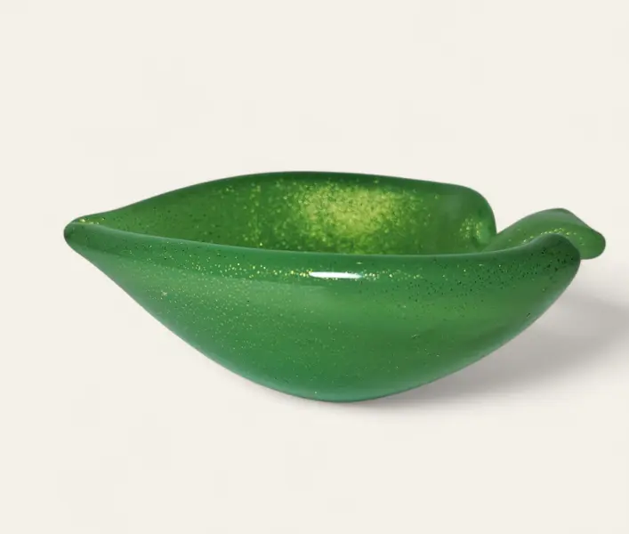 Foto de um(a) Murano verde e ouro, da categoria de Travessas e tigelas. Linda e autêntica peça em Murano na cor verde e detalhes em pó de ouro. Mostrado de uma perspectiva diferente. Vendido no marketplace Trésors.