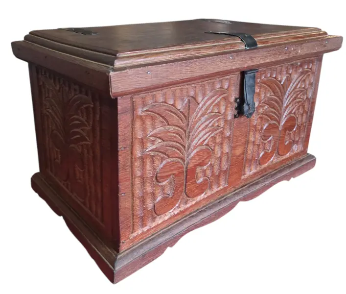 Foto de um(a) Pequeno Baú em Madeira Maciça com Esculturas em Relevo, da categoria de Baús. Este charmoso baú em madeira maciça apresenta um trabalho artesanal rico em detalhes. A face frontal e as laterais são... Vendido no marketplace Trésors.