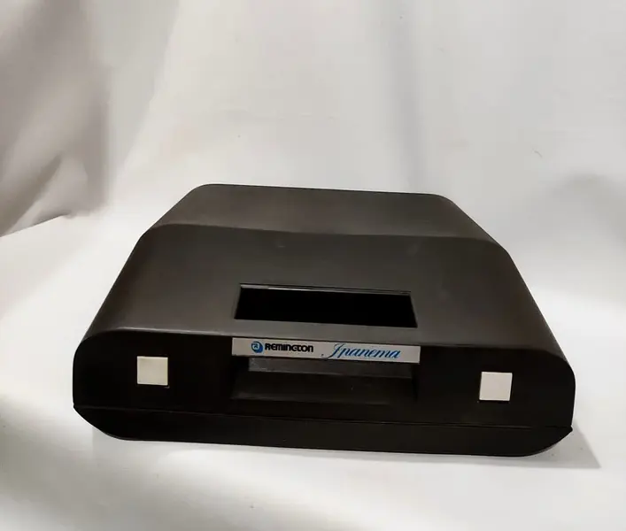 Foto de um(a) Máquina de Escrever Ramington-Ipanema, Década de 1980, da categoria de Maquinas de Escrever. Máquina de detilografia portátil da marca remington ipanema, com caixa original. Um dos expoentes em tecnologia dos anos... Mostrado de uma perspectiva diferente. Vendido no marketplace Trésors.