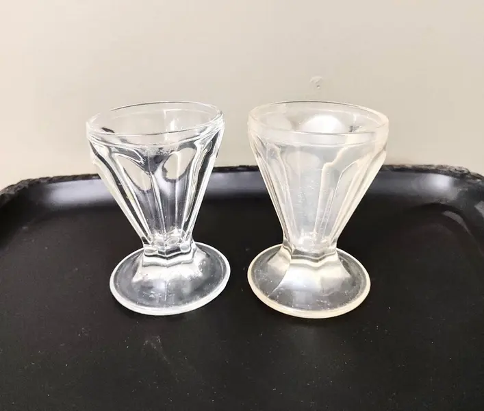 Foto de um(a) Taças de Sundae em Vidrão, Década de 1960, da categoria de Taças. Duas taças de sundae em vidrão, década de 1960. A: 11,5 cm / Diâmetro: 8 cm Capacidade 125 ml Peso: 309 g. Mostrado de uma perspectiva diferente. Vendido no marketplace Trésors.