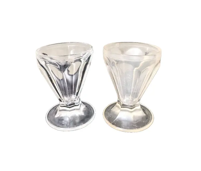 Foto de um(a) Taças de Sundae em Vidrão, Década de 1960, da categoria de Taças. Duas taças de sundae em vidrão, década de 1960. A: 11,5 cm / Diâmetro: 8 cm Capacidade 125 ml Peso: 309 g. Vendido no marketplace Trésors.