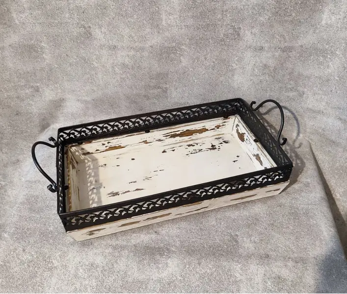 Foto de um(a) Bandeja Madeira de Demolição, da categoria de Bandejas. Bandeja de madeira de demolição descascada e selada, grega em ferro com alças na cor bronze escuro e pezinhos de madeira. A:... Mostrado de uma perspectiva diferente. Vendido no marketplace Trésors.