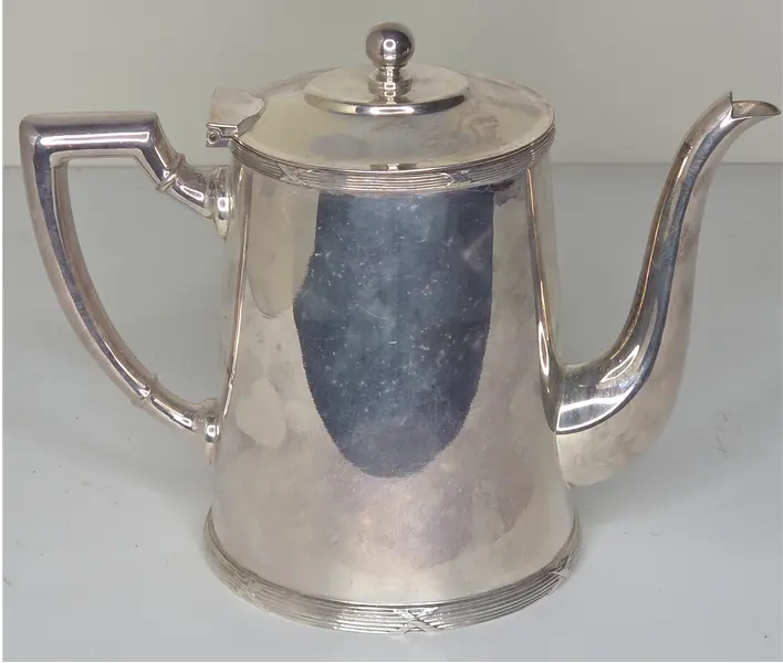 Foto de um(a) Raro Jogo de Prata Wolff 90 – 6 Peças de Alto Luxo, da categoria de Bules. Invista na tradição da prataria mundial com este conjunto exclusivo da renomada marca Wolff. Com banho de Prata 90 —... Mostrado de uma perspectiva diferente. Vendido no marketplace Trésors.