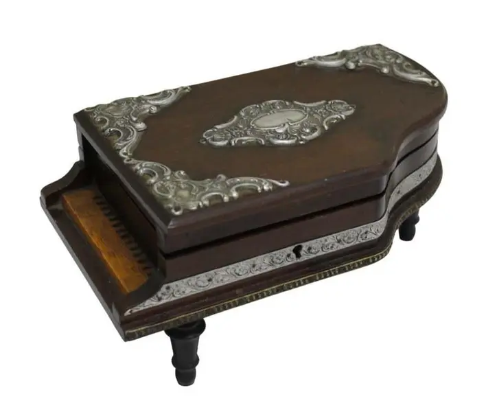 Foto de um(a) Caixa Porta Joia Formato De Piano Marrom, da categoria de Cestos e Caixas. Charmosa e antiga caixa porta joias musical em formato de piano com apliques em prata de lei. Assente em tripé torneado e... Mostrado de uma perspectiva diferente. Vendido no marketplace Trésors.