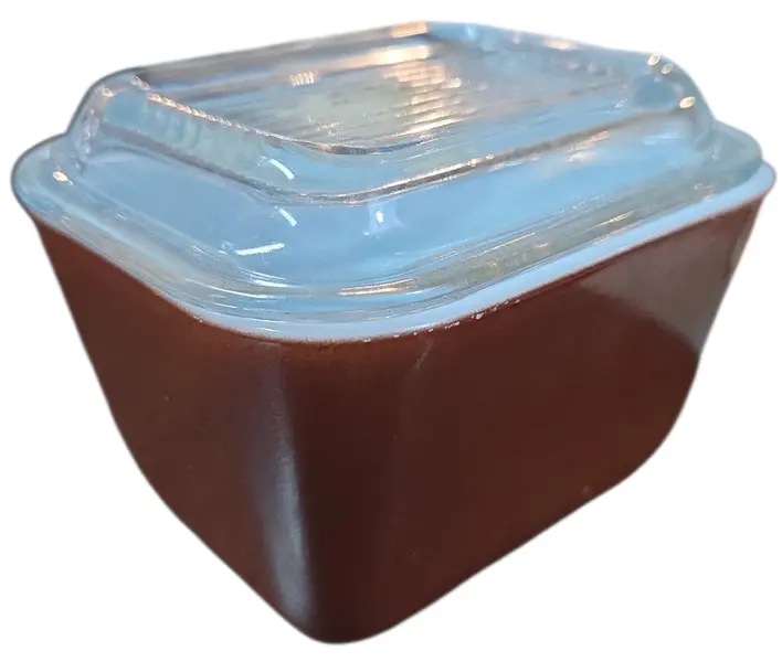 Foto de um(a) Mantegueira Pyrex USA Marrom com Tampa de Vidro, da categoria de Garrafas, potes e jarros. Pote utilitário vintage original da marca Pyrex, fabricado nos Estados Unidos. Este modelo faz parte da icônica coleção... Vendido no marketplace Trésors.