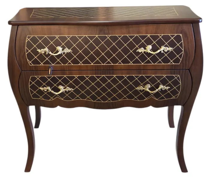 Foto de um(a) Comoda Bombê Xadrez Marchetaria e Bronze, da categoria de Cômodas e Sapateira. Esta magnífica cômoda estilo Bombê destaca-se pelo seu design curvilíneo imponente e pela riqueza de seus detalhes. O grande... Mostrado de uma perspectiva diferente. Vendido no marketplace Trésors.