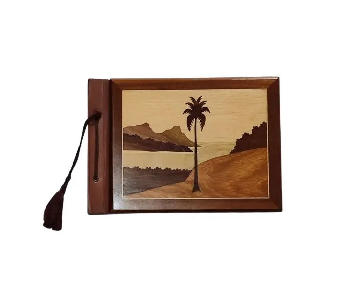 Foto de um(a) Álbum de Fotografias com Marchetaria, Década de 1950, da categoria de Álbuns e álbuns de fotografia. Álbum de fotografias com capa e contra capa com marchetaria dos anos 1950. Com 22 folhas cartonadas intercalando com papel... Vendido no marketplace Trésors.