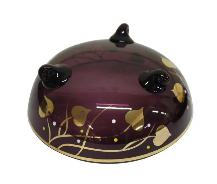 Foto de um(a) Baleiro redondo em cristal, da categoria de Acessórios de cozinha. Antigo e raro baleiro redondo em cristal na tonalidade vinho, com farta douração. Assente em tripé, feito manualmente. Peça... Mostrado de uma perspectiva diferente. Vendido no marketplace Trésors.