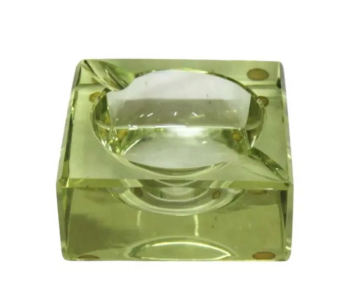 Foto de um(a) Cinzeiro quadrado em cristal facetado, da categoria de Cinzeiros. Belo cinzeiro quadrado em cristal facetado na tonalidade amarelo, ao gosto Moser. Apresenta imperceptível bicado. Medidas... Mostrado de uma perspectiva diferente. Vendido no marketplace Trésors.
