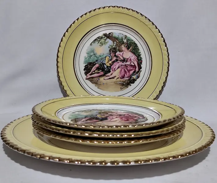 Foto de um(a) Antigo conjunto para bolo em porcelana NADIR (Década 70), da categoria de Pratos. Antigo conjunto para bolo em porcelana NADIR, barrado amarelo e reserva central com cena galante, borda ondulada com... Mostrado de uma perspectiva diferente. Vendido no marketplace Trésors.