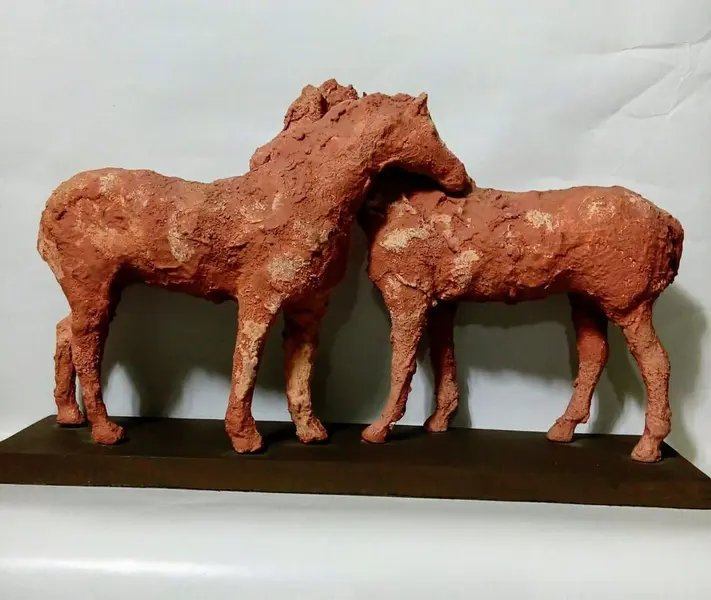 Foto de um(a) Escultura em papal mache - Love Horse, da categoria de Escultura. Peça única pelo designer marcelus ribas. Escultura em papier mache com patina terracota e base em madeira. A: 30cmL: 50cm... Mostrado de uma perspectiva diferente. Vendido no marketplace Trésors.