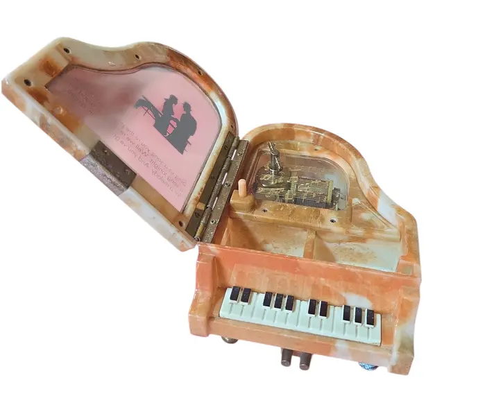 Foto de um(a) Caixa de Musica Piano, da categoria de Cestos e Caixas. maestria da música em miniatura. Esta caixa de música reproduz fielmente as linhas elegantes de um piano de cauda,... Mostrado de uma perspectiva diferente. Vendido no marketplace Trésors.