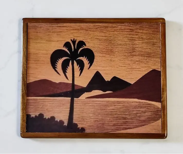 Foto de um(a) Quadro Madeira Marchetaria, Década de 2000, da categoria de Outros objetos decorativos. Quadro com decoupage de marchetaria e moldura de madeira, década de 2000 possibilitando o uso como bandeja. Mede 32 x 37 x... Mostrado de uma perspectiva diferente. Vendido no marketplace Trésors.