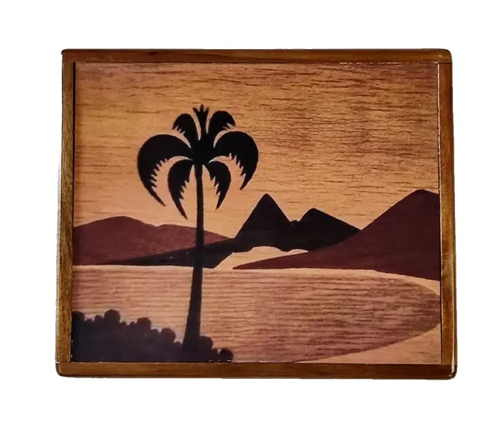 Foto de um(a) Quadro Madeira Marchetaria, Década de 2000, da categoria de Outros objetos decorativos. Quadro com decoupage de marchetaria e moldura de madeira, década de 2000 possibilitando o uso como bandeja. Mede 32 x 37 x... Vendido no marketplace Trésors.
