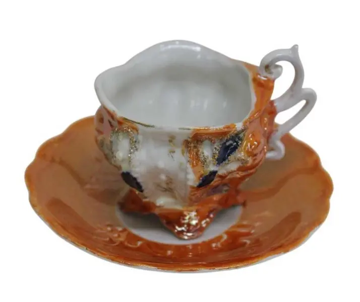 Foto de um(a) Conjunto 06 Xícaras Café Isabelina, da categoria de Xícaras. Antigo e raro conjunto de 06 xícaras para café, dita Isabelina na tonalidade laranja com douração e os dizeres LEMBRANÇA.... Mostrado de uma perspectiva diferente. Vendido no marketplace Trésors.