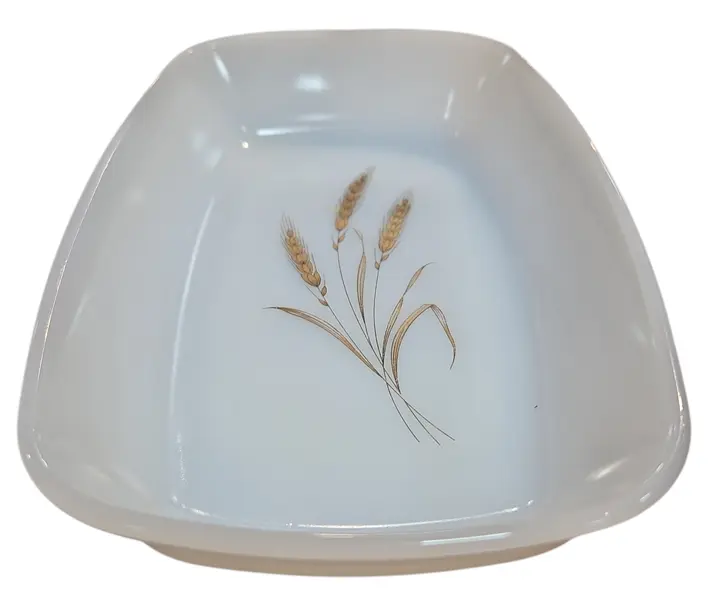 Foto de um(a) Assadeira Retangular Vintage Arcopal France - Padrão Espigas de Trigo (Wheat), da categoria de Travessas e tigelas. Um clássico da cozinha retrô! Esta assadeira em vidro opaline (leitoso) da renomada marca francesa Arcopal é um item... Mostrado de uma perspectiva diferente. Vendido no marketplace Trésors.