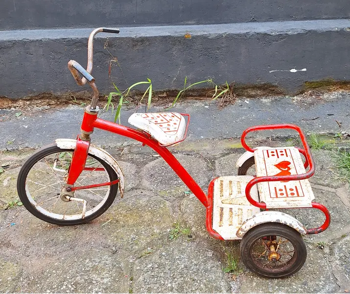Foto de um(a) Antigo triciclo infantil com corações dois irmãos, da categoria de Triciclos e pedalinhos. Antigo triciclo infantil com corações dois irmãos Dimensões: Altura: 70Largura: 100Profundidade: 45. Mostrado de uma perspectiva diferente. Vendido no marketplace Trésors.
