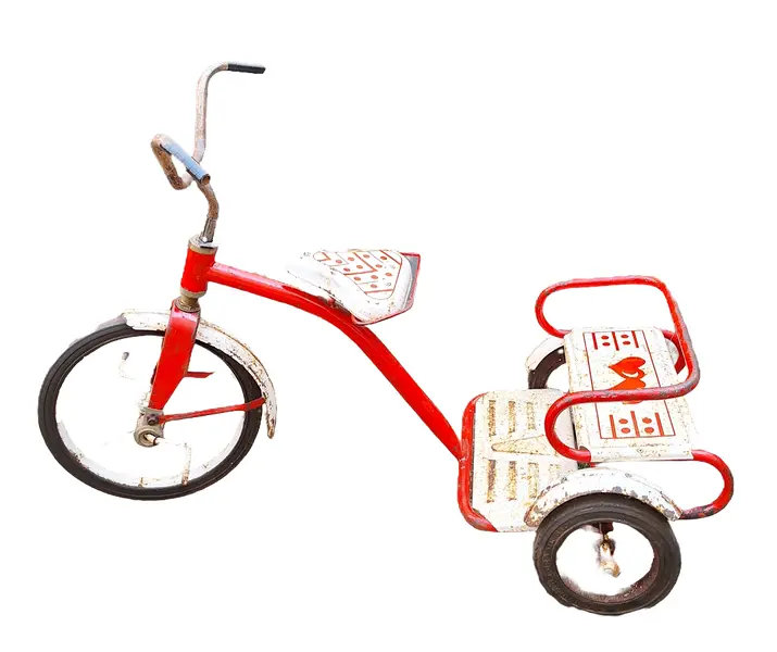 Foto de um(a) Antigo triciclo infantil com corações dois irmãos, da categoria de Triciclos e pedalinhos. Antigo triciclo infantil com corações dois irmãos Dimensões: Altura: 70Largura: 100Profundidade: 45. Vendido no marketplace Trésors.