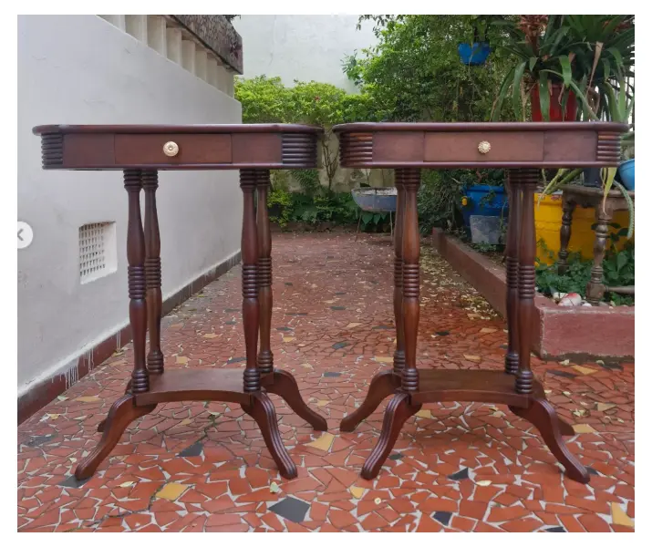 Foto de um(a) Par de mesas de canto em madeira nobre, da categoria de Mesas laterais. Belíssimo par de mesas de canto em madeira nobre com pés torneados e gavetas (peças restauradas)Medidas: altura 69 cm x... Mostrado de uma perspectiva diferente. Vendido no marketplace Trésors.