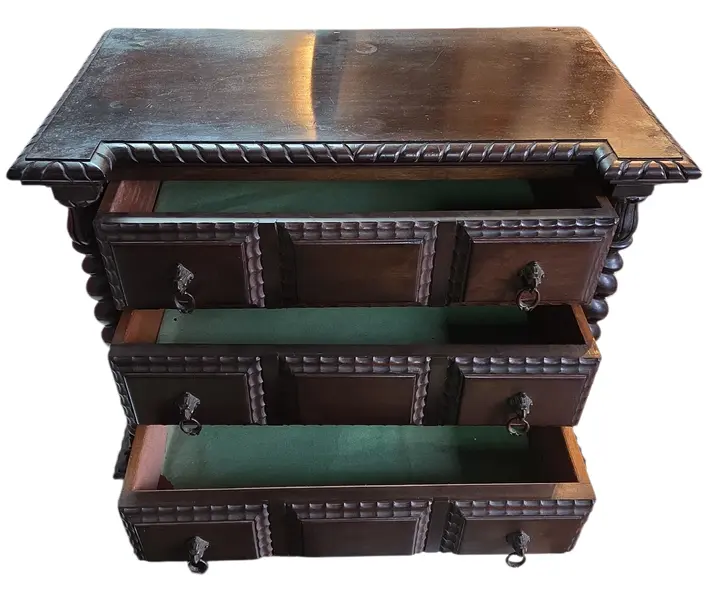 Foto de um(a) Móvel Manuelino em Jacarandá e Bronze, da categoria de Cômodas e Sapateira. Exuberante móvel Manuelino, uma verdadeira obra de arte da marcenaria clássica. Confeccionado inteiramente em Jacarandá... Mostrado de uma perspectiva diferente. Vendido no marketplace Trésors.