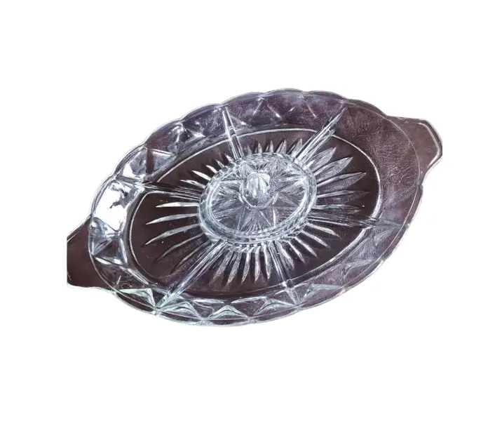 Foto de um(a) Antiga Petisqueira Art Deco Em Cristal Francês, da categoria de Travessas e tigelas. Antiga e linda petisqueira em cristal francês. Impecável e toda original. Medidas 35 x 20cm. Vendido no marketplace Trésors.