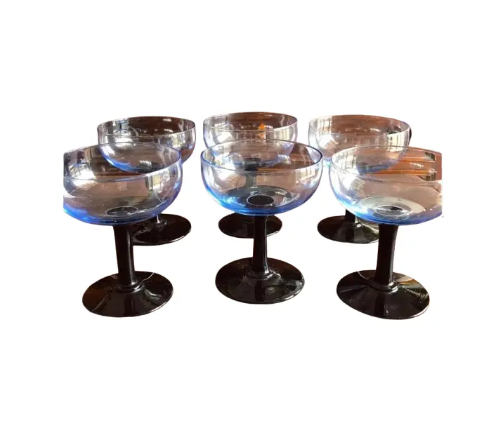 Foto de um(a) Antigas Finas Taças Para Champanhe Cristal Tcheco Art Deco, da categoria de Jogos de taças e copos. Antigo conjunto com 6 taças para champagne ou também pode ser usadas para sobremesas geladas, fica muito elegante, feitas em... Vendido no marketplace Trésors.