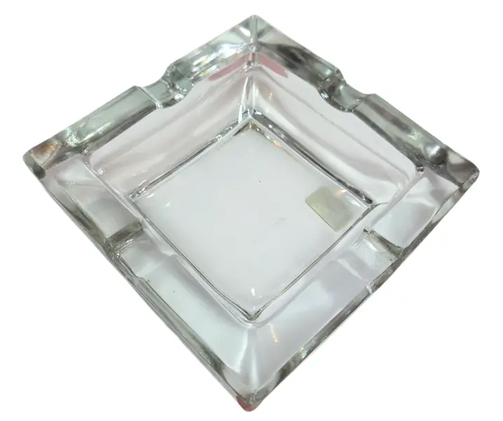 Foto de um(a) Cinzeiro Vidro Charuto, da categoria de Cinzeiros. Feito para o movimento. Este cinzeiro de vidro temperado foi projetado para aguentar o ritmo do dia a dia. Com bordas... Mostrado de uma perspectiva diferente. Vendido no marketplace Trésors.