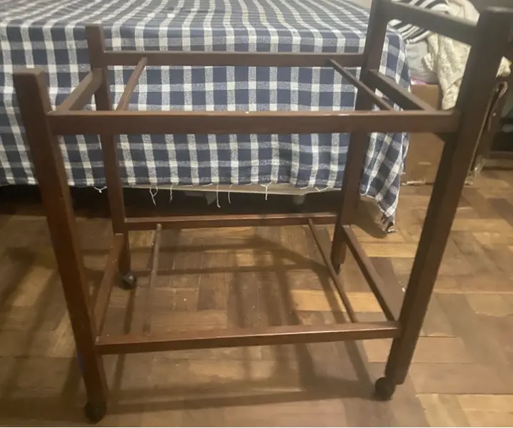 Foto de um(a) Carrinho de Chá em Jacarandá com Azulejos Portugueses – Peça Rara Vintage, da categoria de Carrinhos de bar e auxiliares. Carrinho de chá original dos anos 60, feito em jacarandá maciço, com dois tampos revestidos por azulejos portugueses Peça... Mostrado de uma perspectiva diferente. Vendido no marketplace Trésors.