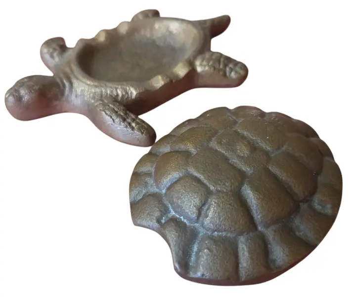 Foto de um(a) Cinzeiro Tartaruga em Bronze Maciço, da categoria de Cinzeiros. Adicione um toque de elegância atemporal ao seu ambiente com este magnífico cinzeiro em formato de tartaruga. Fundido em... Mostrado de uma perspectiva diferente. Vendido no marketplace Trésors.