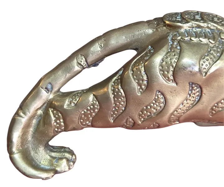 Foto de um(a) Escultura de Tigre em Bronze Maciço - Estilo Oriental, da categoria de Escultura. Esta é uma peça imponente e rica em detalhes, ideal para colecionadores e amantes de decoração clássica. A escultura... Mostrado de uma perspectiva diferente. Vendido no marketplace Trésors.